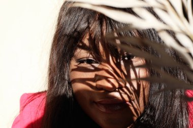 Kapalı alanda poz veren güzel ve genç bir Afro-Amerikan kadının kesilmiş portresi. Yüksek kalite fotoğraf.