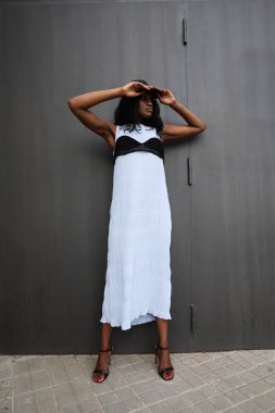 Şehir ortamında poz veren şık, güzel, Afro-Amerikan bir kadının açık hava portresi. - Evet. Yüksek kalite fotoğraf.