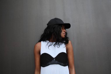 Şık, güzel, Afro-Amerikan bir kadının şehir ortamında poz verdiği bir portre. Yüksek kalite fotoğraf.