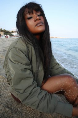 Çekici ve genç Afro-Amerikan kadın portresi açık havada bombacı ceketi giyiyor. Yüksek kalite fotoğraf.