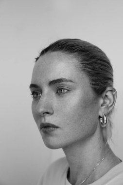 Beyaz arka planda poz veren güzel bir genç kadının siyah beyaz portresi. - Evet. Yüksek kalite fotoğraf