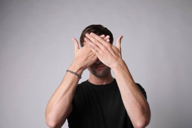 Beyaz arka planda poz veren yakışıklı bir adamın portresi. Akıl sağlığı. Yüksek kalite fotoğraf.