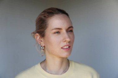 Beyaz arka planda poz veren beyaz bir genç kadının vesikalığı. Yüksek kalite fotoğraf.