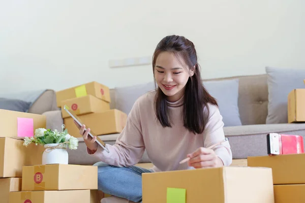 Portrait Starting Small Business Asiatische Frau Überprüfen Online Bestellungen Verkauf — Stockfoto