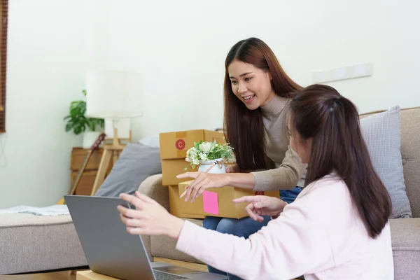 Portrait Starting Small Business Zwei Asiatische Frau Überprüfen Online Bestellungen — Stockfoto