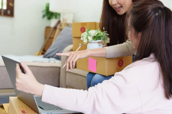 Start Kleine Unternehmen Zwei Asiatische Frau Überprüfen Online Bestellungen Verkauf — Stockfoto