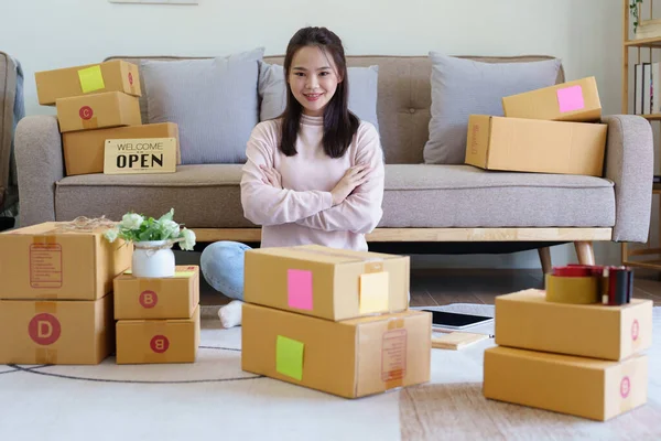 Portret Van Het Starten Van Kleine Bedrijven Aziatische Vrouw Check — Stockfoto
