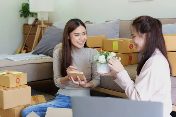 Portrait Starting Small Business Zwei Asiatische Frau Überprüfen Online Bestellungen — Stockfoto