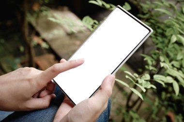 Akıllı telefon tutan kadın grafik görüntüleme için boş ekran cep telefonu