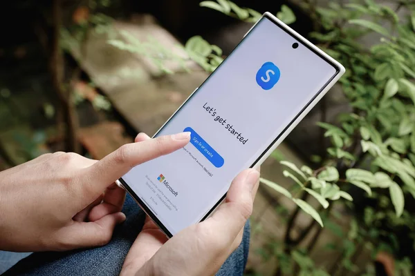 CHIANG MAI, THAILAND - 12 Temmuz 2021: iPhone 6 'lı ve Skype uygulamalı bir erkek. Skype Microsoft 'un bir parçası, video, sesli arama, sohbet mesajları yapabiliyor ve Skype kullanarak daha fazlasını yapabiliyor