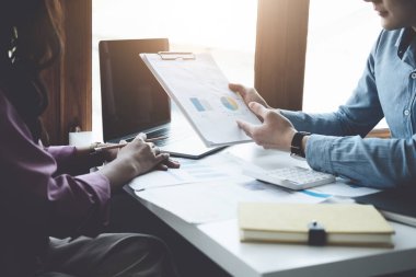 Takım çalışması konsepti, danışmanlık, bütçe belgelerini elinde tutan erkek ekonomistin portresi finans ve yatırım konferans salonunda bir kadın pazarlamacıyla finansman konusunu tartış ve planla.