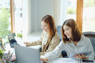 Müzakere, Analiz, Tartışma, Asyalı kadın ekonomist ve pazarlamacının portresi, bilgisayar dizüstü bilgisayarını yatırımları planlamak ve şirket için risk ve zararları önlemek için kullanması.