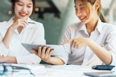 Müzakere, Analiz, Tartışma, Asyalı kadın ekonomist ve pazarlamacının portresi, yatırım planlamak için tablet bilgisayar ve şirket için risk ve zararları önlemek için mali destek kullanıyor.