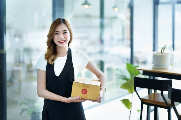 Starta Småföretag Entreprenör Oberoende Asiatisk Kvinna Ler Med Hjälp Dator — Stockfoto