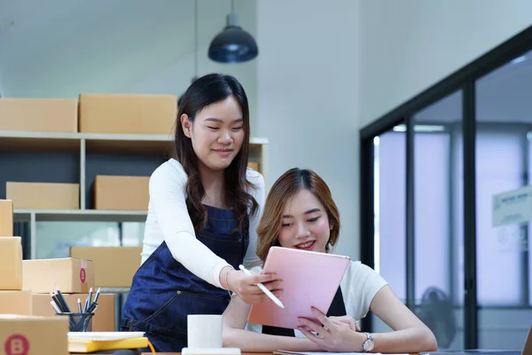 Starta Småföretag Två Entreprenör Oberoende Asiatisk Kvinna Ler Med Hjälp — Stockfoto