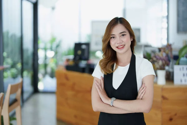Открывая Открывая Небольшой Бизнес Молодая Азиатка Показывает Улыбающееся Лицо Фартуке — стоковое фото