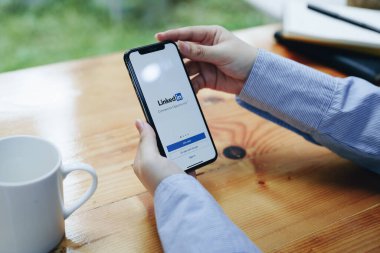 CHIANG MAI, THAILAND - 30 HAZİRAN 2022: 1 + 6 LinkedIn uygulaması ekranda. LinkedIn iş odaklı bir sosyal ağ hizmetidir.