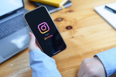 CHIANG MAI, THAILAND - 30 Haziran 2022: Instagram uygulamasının giriş ekranı olan akıllı telefonu tutan kadın. Instagram en büyük ve en popüler sosyal ağdır..