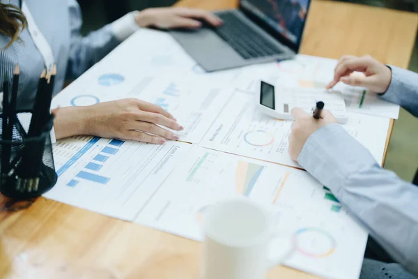 Financiële Analisten Analyseren Business Rapporten Geplande Investeringsprojecten Tijdens Corporate Meeting — Stockfoto