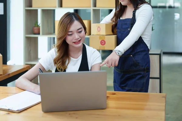Start Kleinunternehmen Zwei Unternehmer Der Unabhängigen Asiatischen Frau Lächelnd Mit — Stockfoto