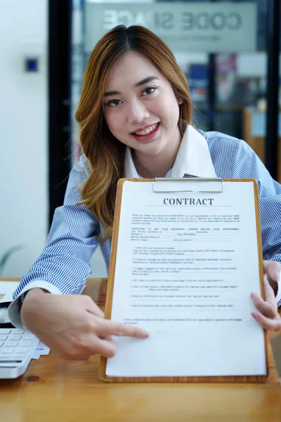 Portret Pięknej Kobiety Banku Podpisuje Zgodę Kredyt Mieszkaniowy — Zdjęcie stockowe