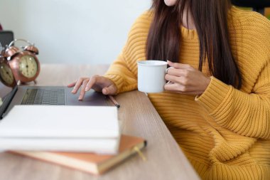 Ofiste çalışırken kahve molası veren Asyalı bir iş kadını ya da iş sahibinin portresi..