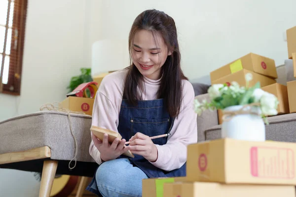 Portret Van Het Starten Van Kleine Bedrijven Aziatische Vrouw Check — Stockfoto