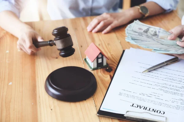 Legal Contract Concepts Focus Gavel Contract Documents Home Purchase Payments — Stock Photo, Image