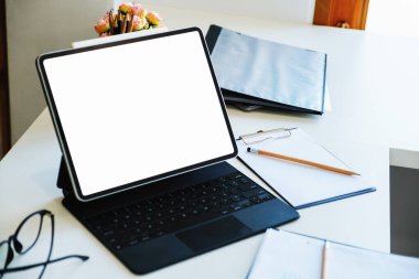 İşteki masanın üzerine beyaz ekran bir tablet bilgisayar yerleştirildi. Beyaz ekrandaki alana metin ya da ortam yerleştirebilir