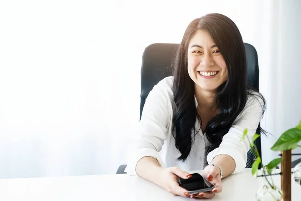 Retrato Una Joven Asiática Sonriendo Felizmente Mientras Descansa Después Del — Foto de Stock