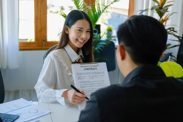 Garantie Hypotheek Ondertekening Verzekering Portret Van Een Agent Bankmedewerker Aziatische — Stockfoto