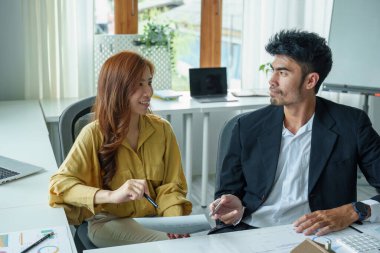 Banka kredi çalışanları, müşterilerin iş yerlerindeki kilit belgeleri kullanarak yatırım becerilerini değerlendirmeleri için ev kredisi faiz oranlarını hesaplamak için hesap makineleri kullanıyorlar..