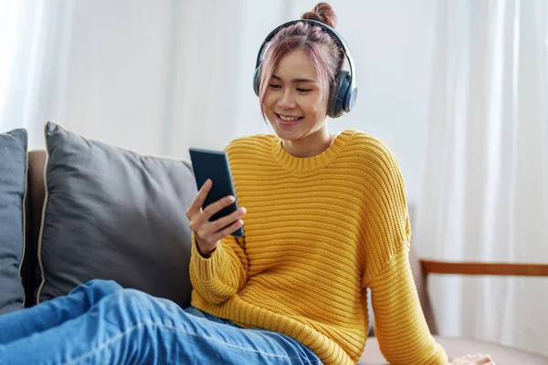 Porträtt Ung Asiatisk Kvinna Som Använder Hörlurar Med Smartphone Sittande — Stockfoto