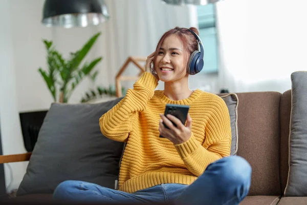 Porträtt Ung Asiatisk Kvinna Som Använder Hörlurar Med Smartphone Sittande — Stockfoto