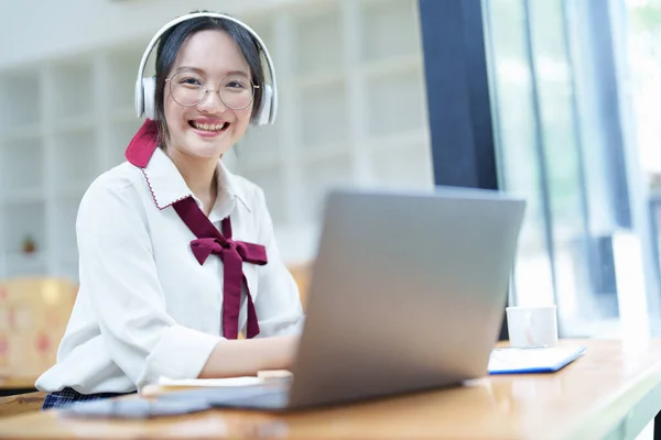 Retrato Una Adolescente Asiática Usando Una Computadora Usando Auriculares Usando — Foto de Stock