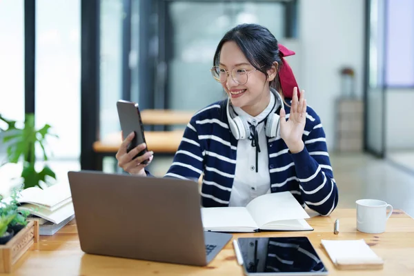 Retrato Una Adolescente Asiática Usando Teléfono Inteligente Usando Auriculares Usando — Foto de Stock