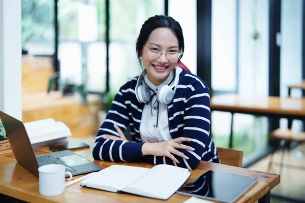 Porträtt Tonårig Asiatisk Kvinna Som Använder Dator Bär Hörlurar Och — Stockfoto