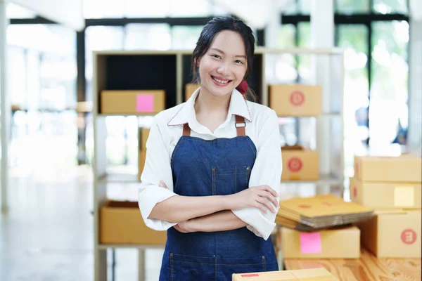 Startende Kleine Onderneming Ondernemer Van Onafhankelijke Aziatische Vrouw Glimlachen Met — Stockfoto