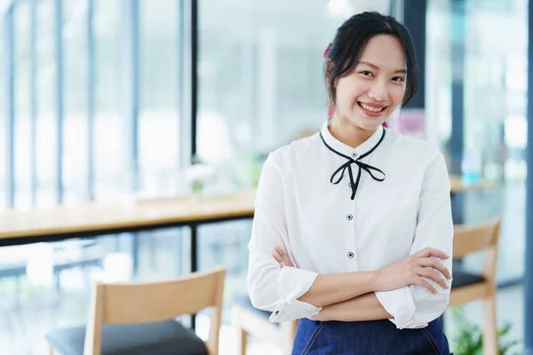 Починаючись Відкриваючи Невеликий Бізнес Молода Азіатка Показує Усміхнене Обличчя Табличкою — стокове фото
