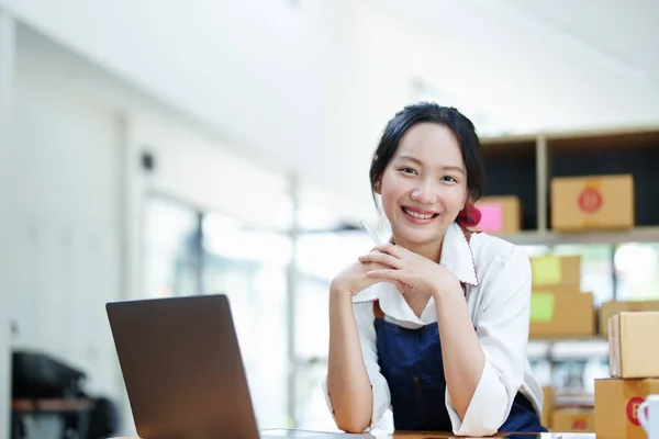 Emprendedor Pequeñas Empresas Mujer Asiática Independiente Sonriendo Usando Computadora Portátil — Foto de Stock