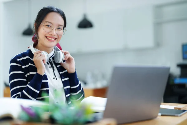 Retrato Una Adolescente Asiática Usando Una Computadora Usando Auriculares Usando — Foto de Stock