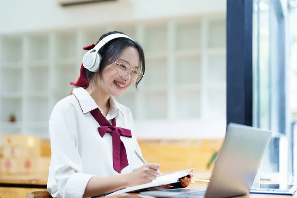 Porträtt Tonårig Asiatisk Kvinna Som Använder Dator Bär Hörlurar Och — Stockfoto