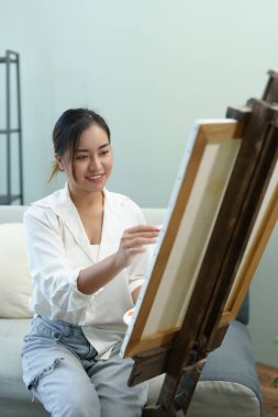 Boş zamanlarında sanat tasarımı yapan Asyalı bir kadının portresi.