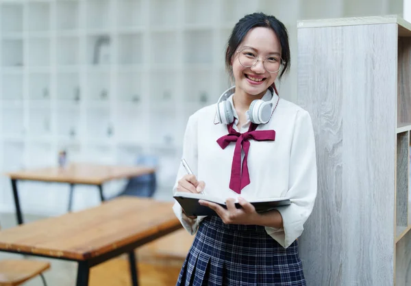 Retrato Una Hermosa Joven Estudiante Asiática Usando Cuaderno Para Tomar — Foto de Stock