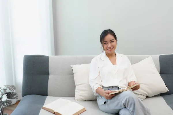Retrato Una Joven Asiática Leyendo Libro Sofá Para Relajarse —  Fotos de Stock
