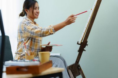 Boş zamanlarında sanat tasarımı yapan Asyalı bir kadının portresi.