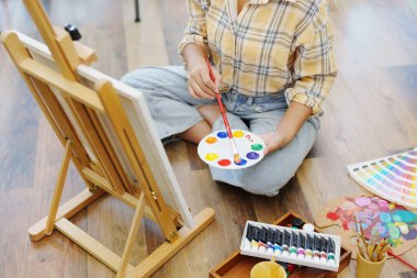 Boş zamanlarında sanat tasarımı yapan Asyalı bir kadının portresi.