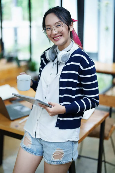 Retrato Una Adolescente Asiática Usando Una Tableta Usando Auriculares Usando — Foto de Stock