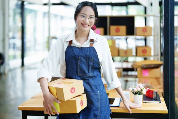 Startende Kleine Onderneming Ondernemer Van Onafhankelijke Aziatische Vrouw Glimlachen Met — Stockfoto