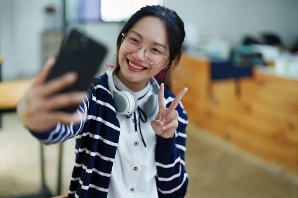 Porträtt Tonårig Asiatisk Kvinna Som Använder Smartphone Bär Hörlurar Och — Stockfoto